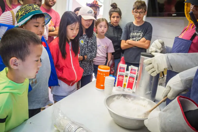 kids learning how to do a science experiment